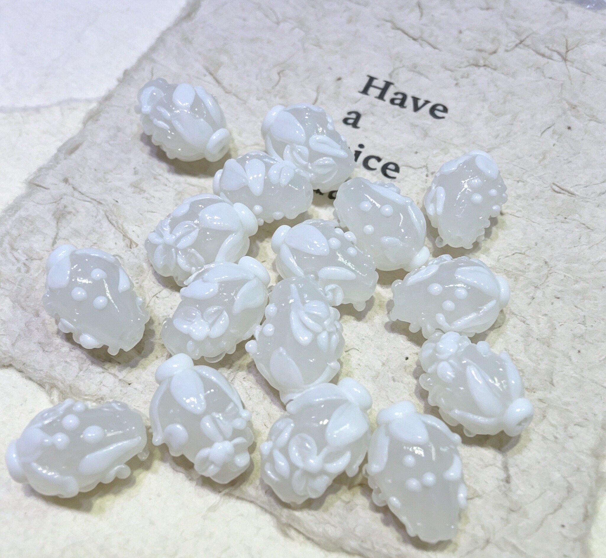 白玉立体浮雕花苞琉璃珠 手工捏花直孔隔珠 DIY手链手串串珠配件图片