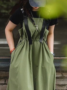 马登工装背带裙通勤绿色裙子日系收腰长裙大码吊带连衣裙夏春女士