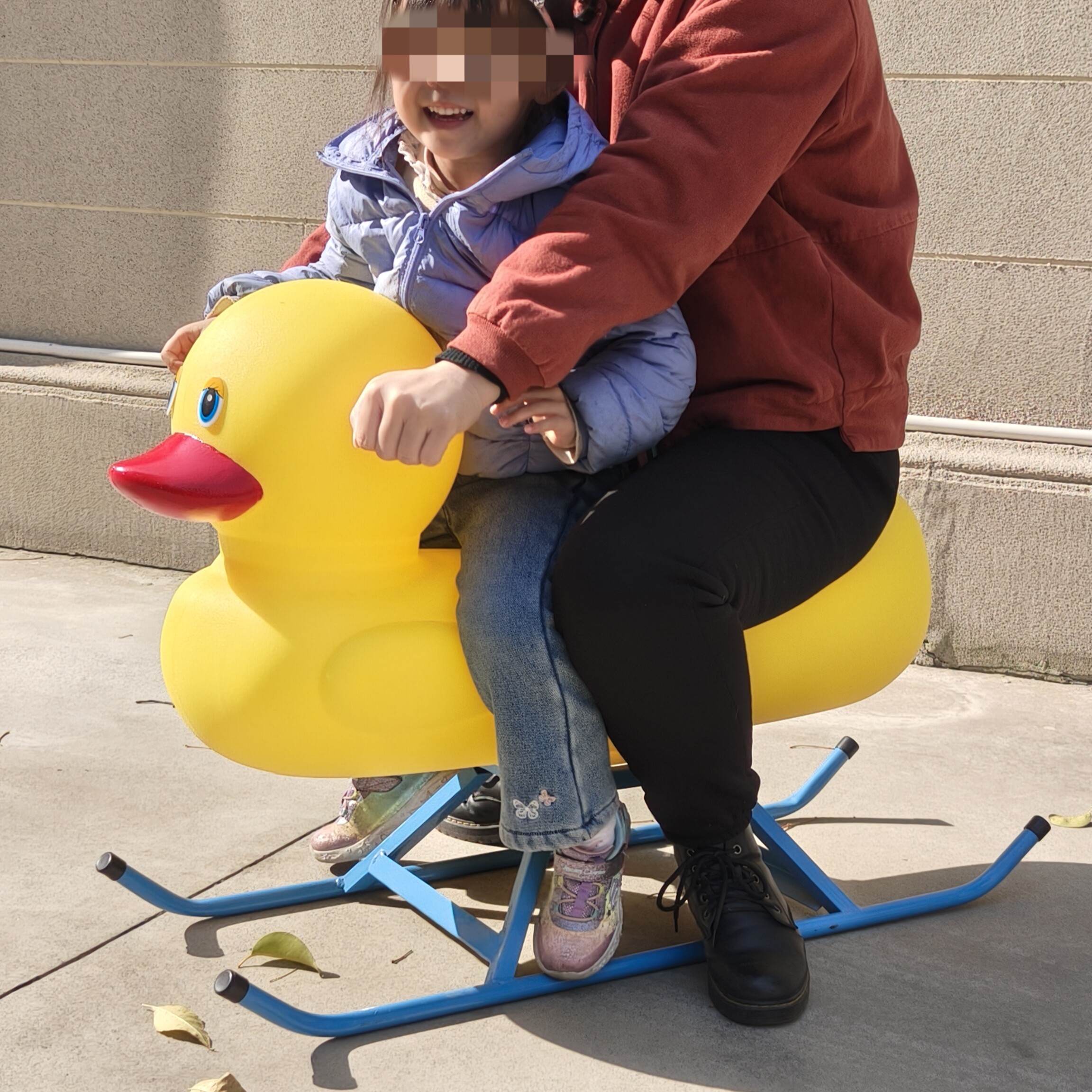 室外滑冰场亲子冰车小黄鸭冰车雪地大黄鸭雪橇车冰雪游乐滑冰车