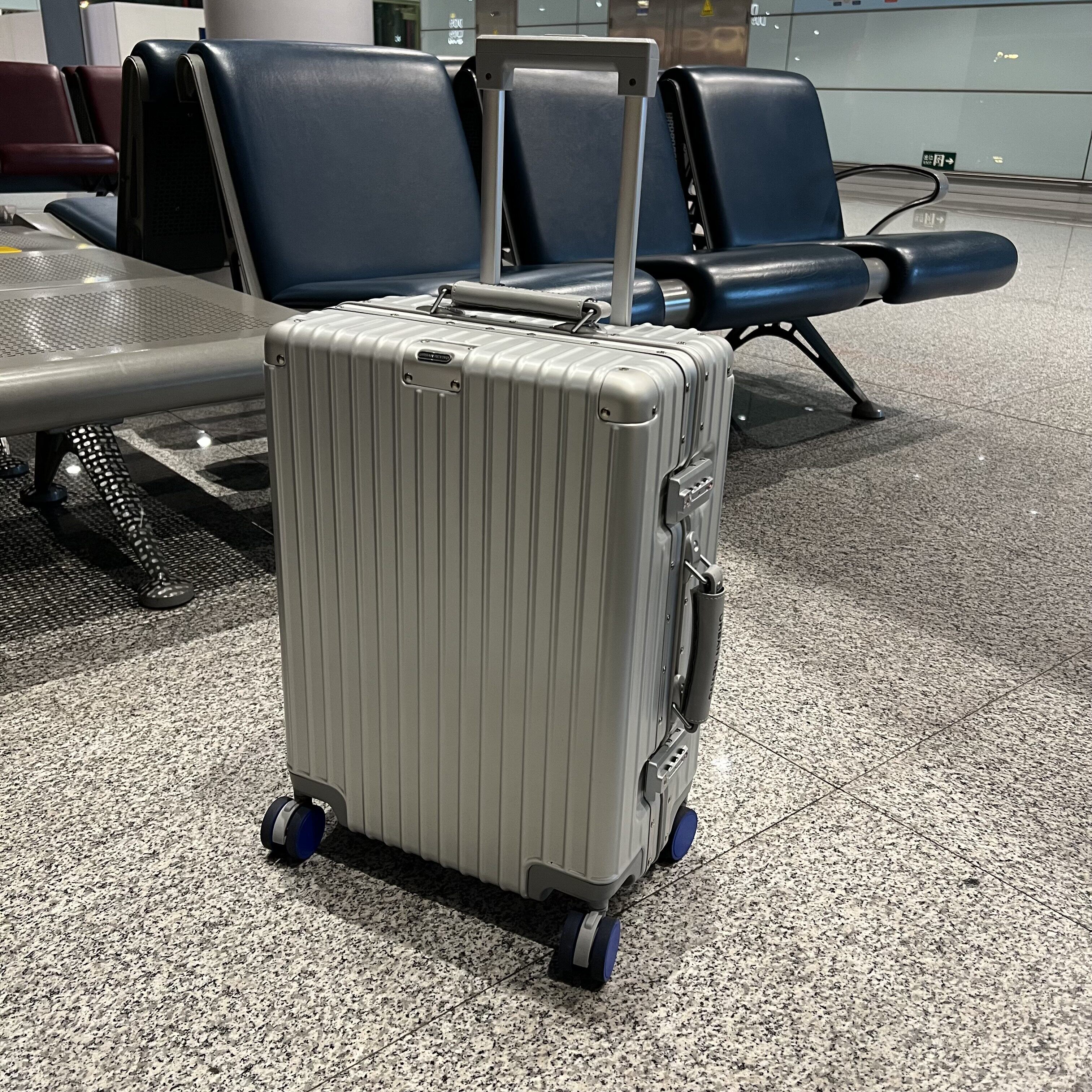 UR国内正品代购商务休闲轻便百搭清仓价闭眼冲密码锁万向轮旅行箱