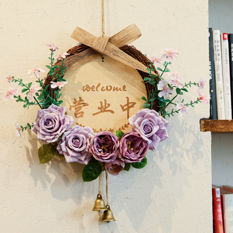 仿真花挂牌营业中欢迎光临玻璃门提示木牌墙面上遮瑕装饰铃铛花环