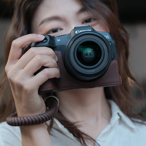 佳能R8头层牛皮保护套产品细节 R50RPR10真皮底座R62皮套相机包