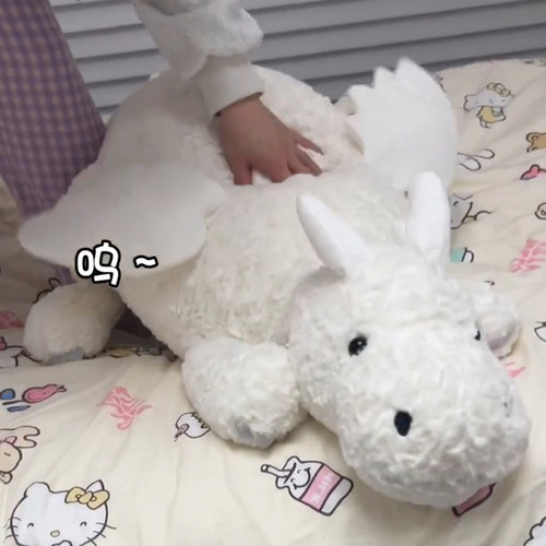 小飞龙玩偶睡觉抱枕女生