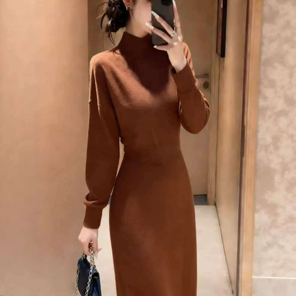 欧洲站配大衣内搭连衣裙女秋冬2026年新款赫本风收腰高领毛衣裙子