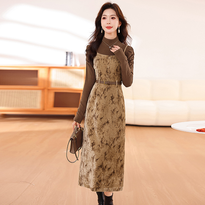 2025年秋季新款气质时尚简约优雅半高领打底吊带连衣裙两件套