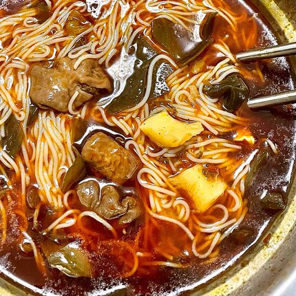 牛肉肥肠味绵阳米粉四川特产麻辣夜宵方便速食细粉丝米线三袋装