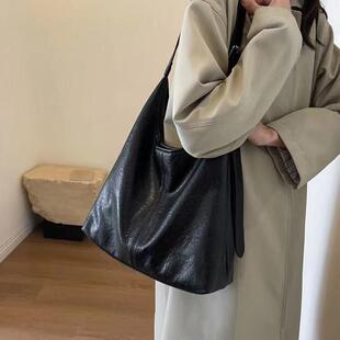 2026新款秋大学生上课大容量通勤实用软皮单肩斜挎托特包女大包包