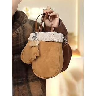 冬季毛绒包小众包麂皮包女秋冬新款2025斜挎包百搭复古单肩手机包