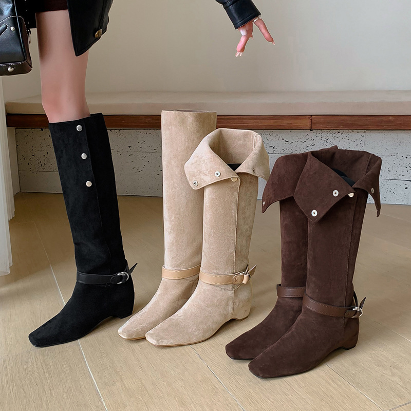 两穿可翻折纽扣内增高长靴2025冬中跟方头皮带扣杏色绒面高筒靴女