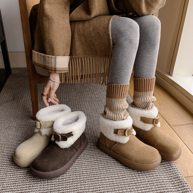 韩系洋气保暖皮带扣雪地靴2025冬厚底低跟牛反绒面真皮羊毛短靴女