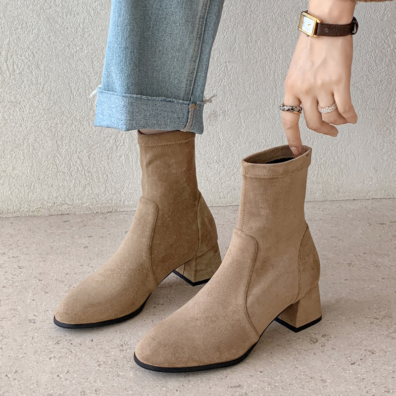 配大衣超有范绒面瘦瘦靴2025粗中跟圆头杏色弹力短靴女大小码可退