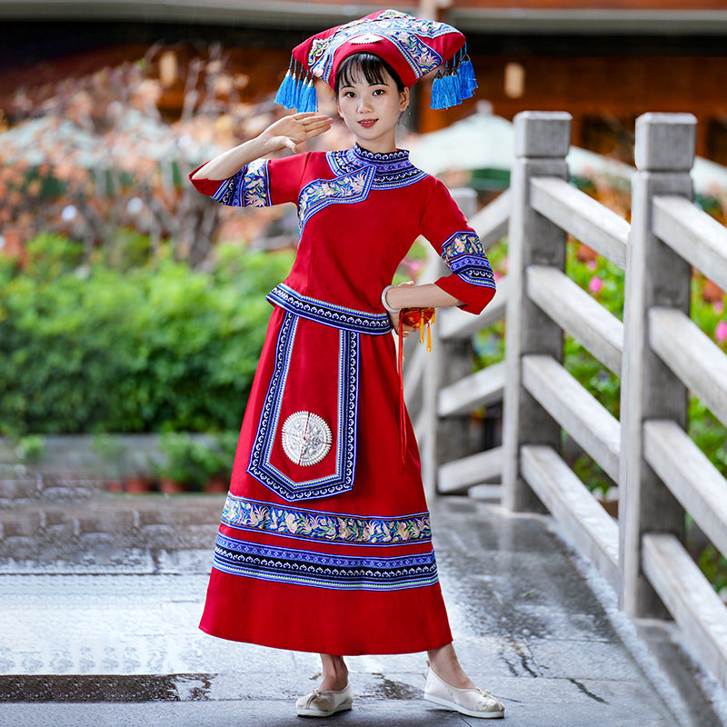广西壮族三月三服装女演出服少数民族演出服土家族歌圩节舞蹈服饰