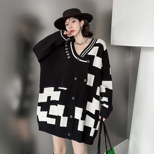 今年流行特惠美式 宽松小众设计感 洋气棋盘格V领毛衣女秋冬新款