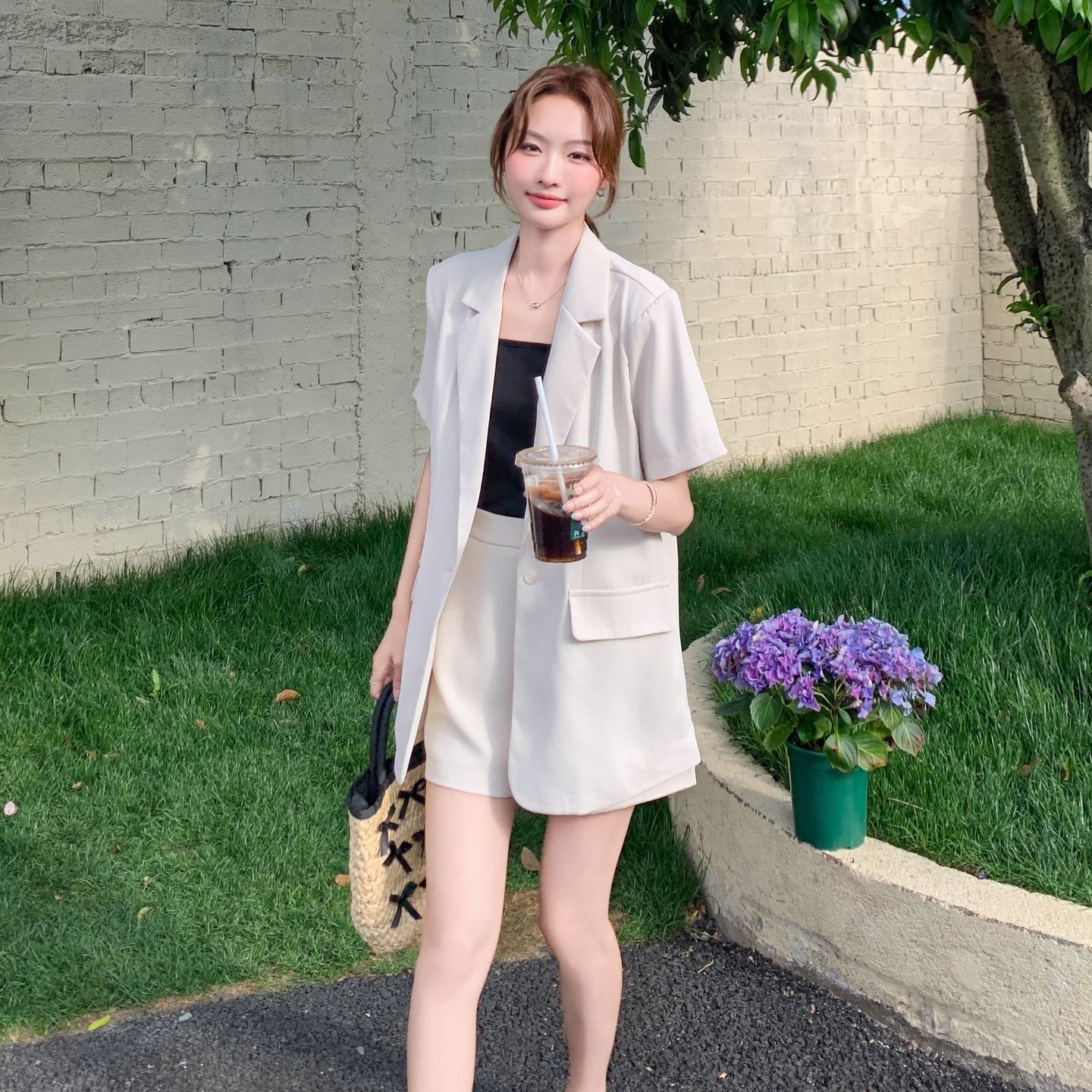 米白色今年流行时尚高级感西装套装女2025夏季新款高腰短裤两件套