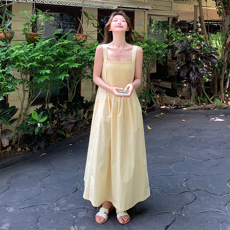 黄色法式浪漫度假穿搭风琴褶吊带连衣裙女2025夏新款气质优雅长裙