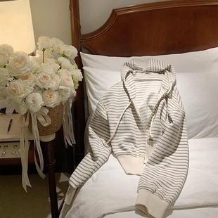 「小确幸」早春连帽条纹外套休闲显瘦套装 花边吊带打底衫