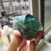 变色日光萤石原石天然矿物晶体标本盒子猫矿石能量石标本科普毕业