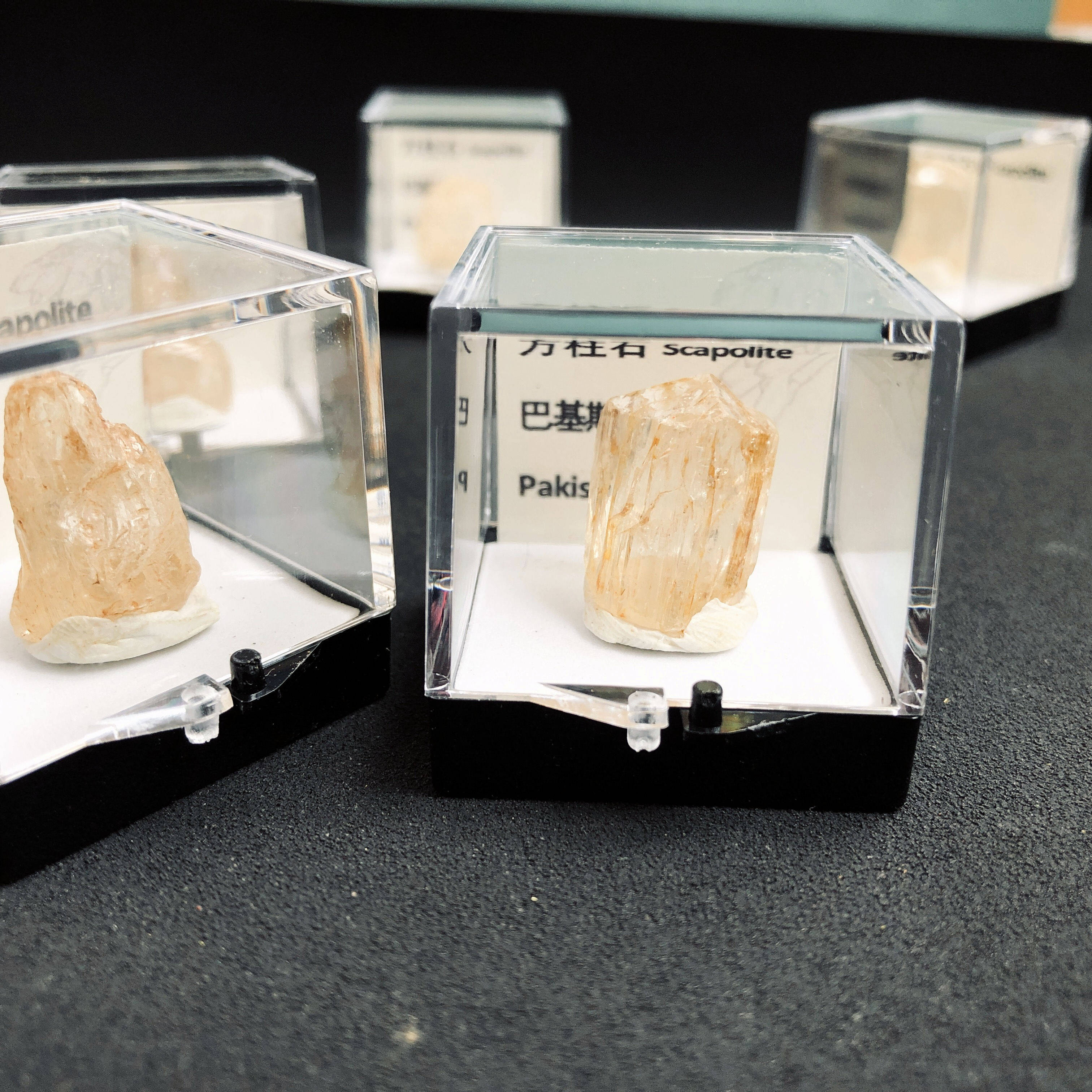 荧光方柱石原石天然稀有宝石矿物晶体标本盒子猫矿石能量地质科普