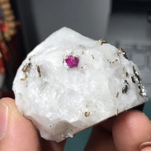 红刚玉红宝石原石天然荧光矿物晶体标本盒子猫矿能量晶石地质标本