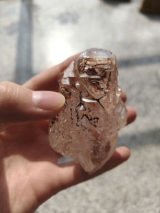 186克天然白水晶骨干原石 红泥开窗骸骨形水晶原石