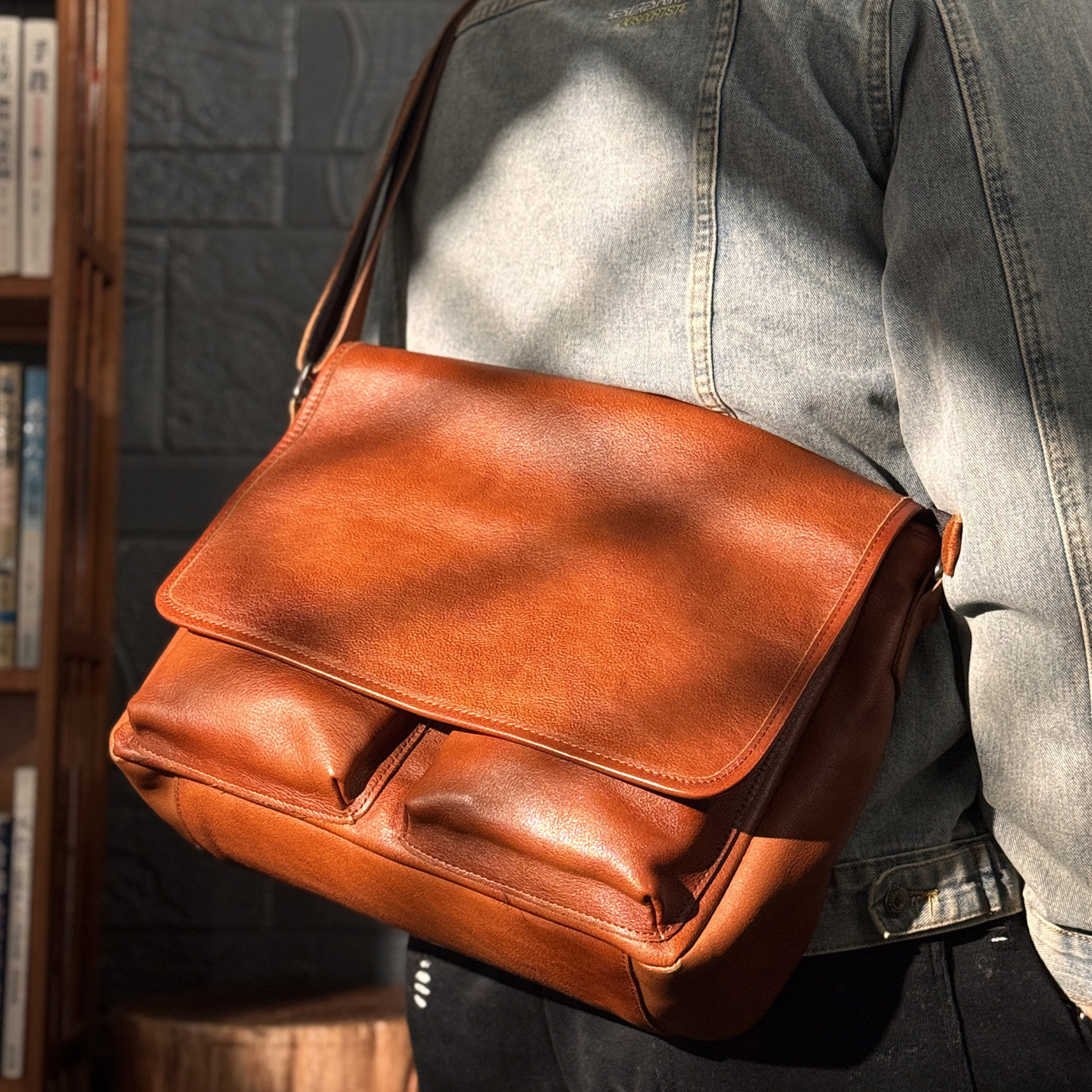 2026春真皮斜挎包植鞣牛皮男士休闲商务男包棕色横款包单肩邮差包