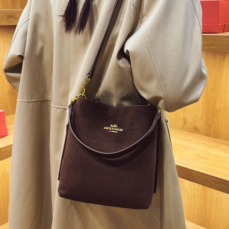 时尚毛绒包包女包新款2025潮百搭单肩包手提包斜挎包水桶包多用包