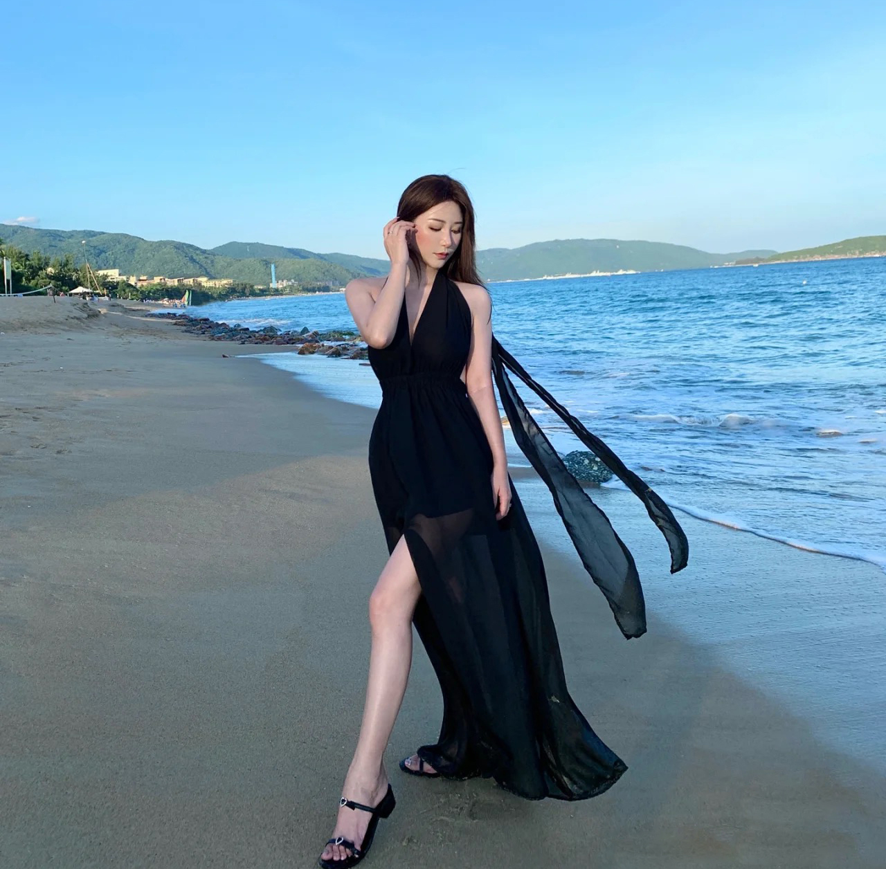 露背雪纺纯色挂脖性感连衣裙度假