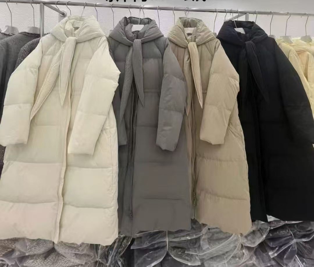 黑白色高充绒量加厚连帽防风长款羽绒服女宽松保暖显瘦外套冬季