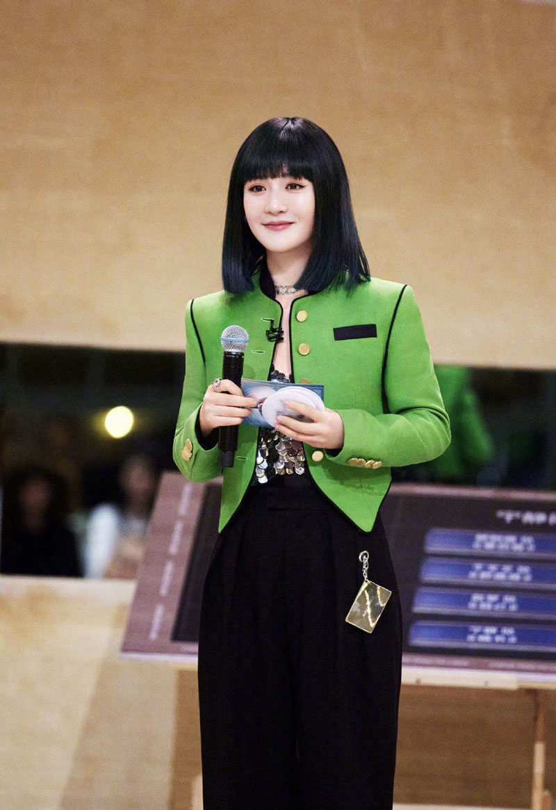 2023秋季新款谢娜绿色高级感小西装盐系时尚修身小清新短款外套女