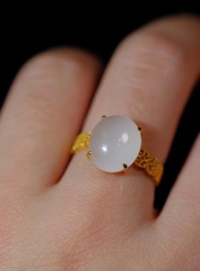 18k金镶嵌和田玉冰白戒指玉质冰润细腻起荧光水润冰透简单大方ins