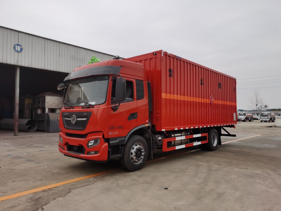 东风天锦危险品易燃液体厢式运输车 二类7.2米易燃气体厢式货车