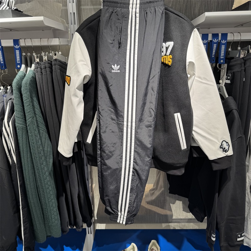 阿迪达斯三叶草男裤25春季新款三条纹宽松休闲运动梭织长裤KB2465