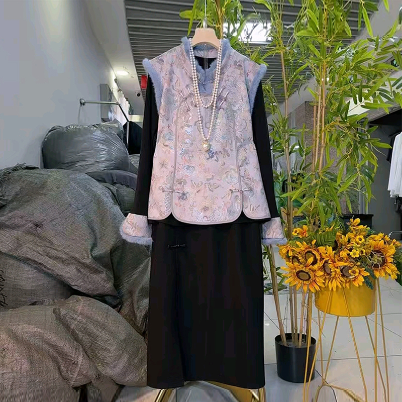 毛毛领盘扣花纹马甲连衣裙套装