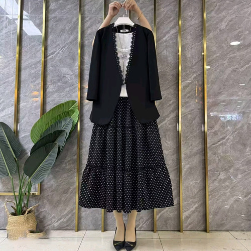 V领波浪边西服外套点点半身裙
