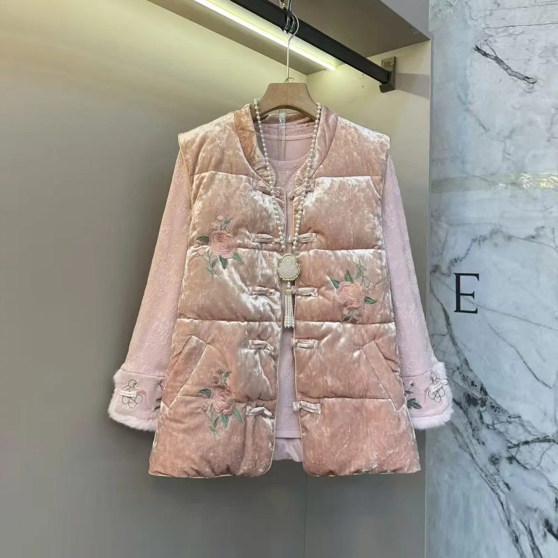 立领盘扣暗花马甲毛毛袖口小衫