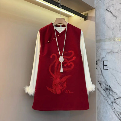 毛毛袖口打底衫刺绣图案马甲裙