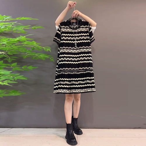 加肥圆领短袖波浪条纹连衣裙