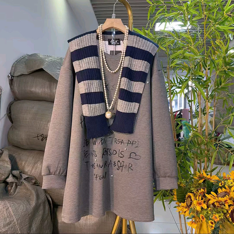 加肥条纹披肩字母长袖卫衣