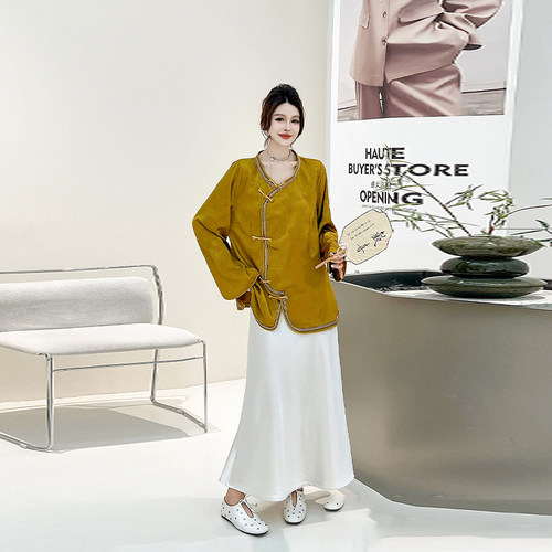 袖口开叉盘扣襟长袖上衣