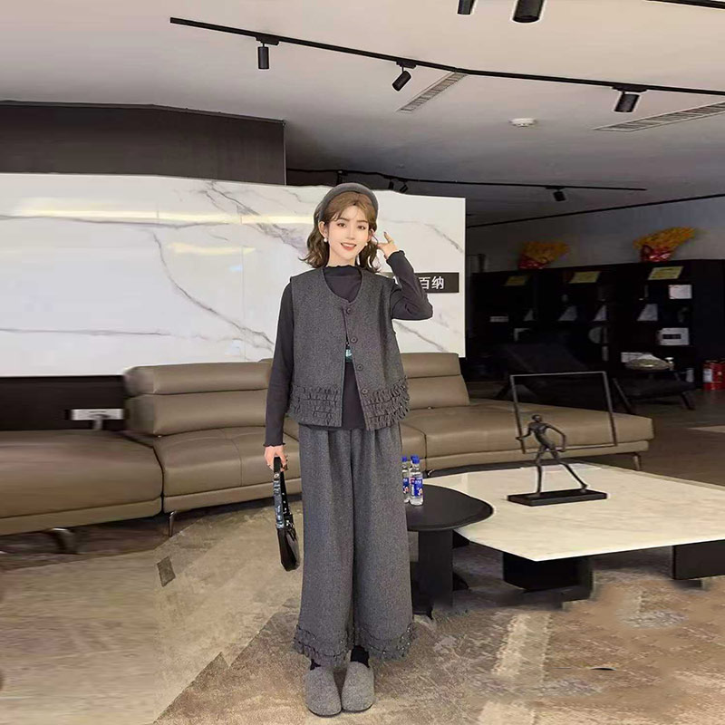 荷叶边底摆马甲高领打底衫长裤