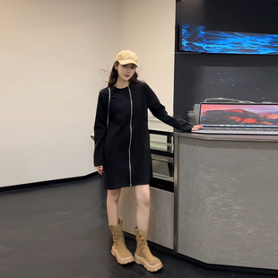 加大码女装圆领斜拉链长袖连衣裙胖妹妹黑色显瘦简约中长款休闲裙
