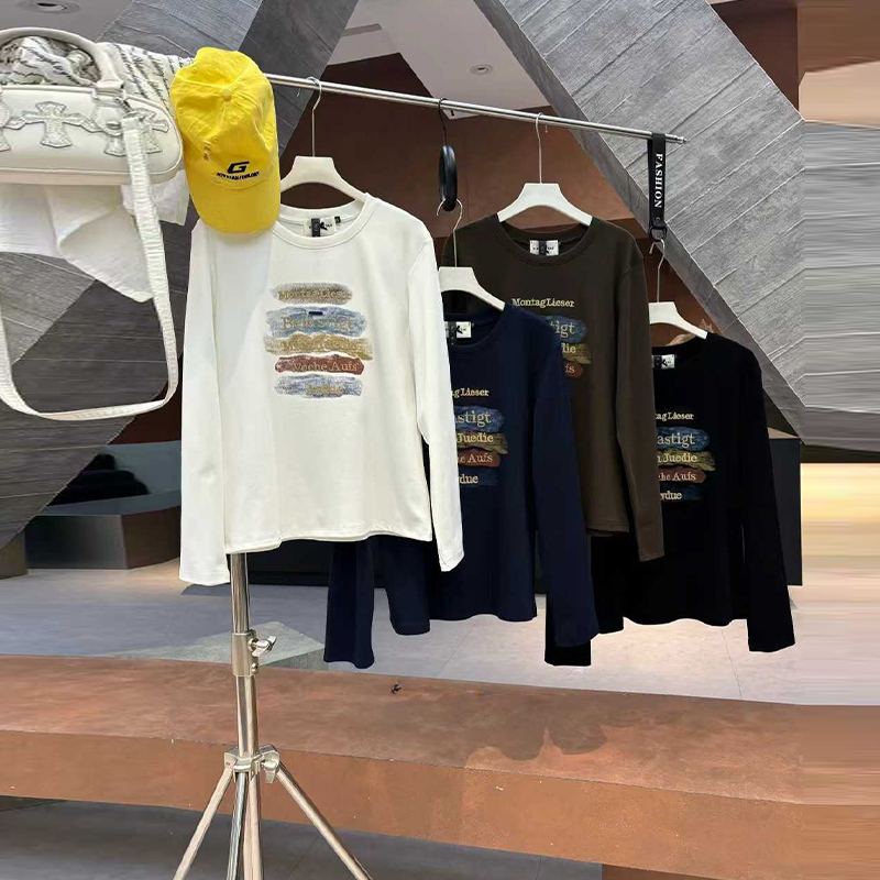 胖妹妹彩色字母长袖上衣