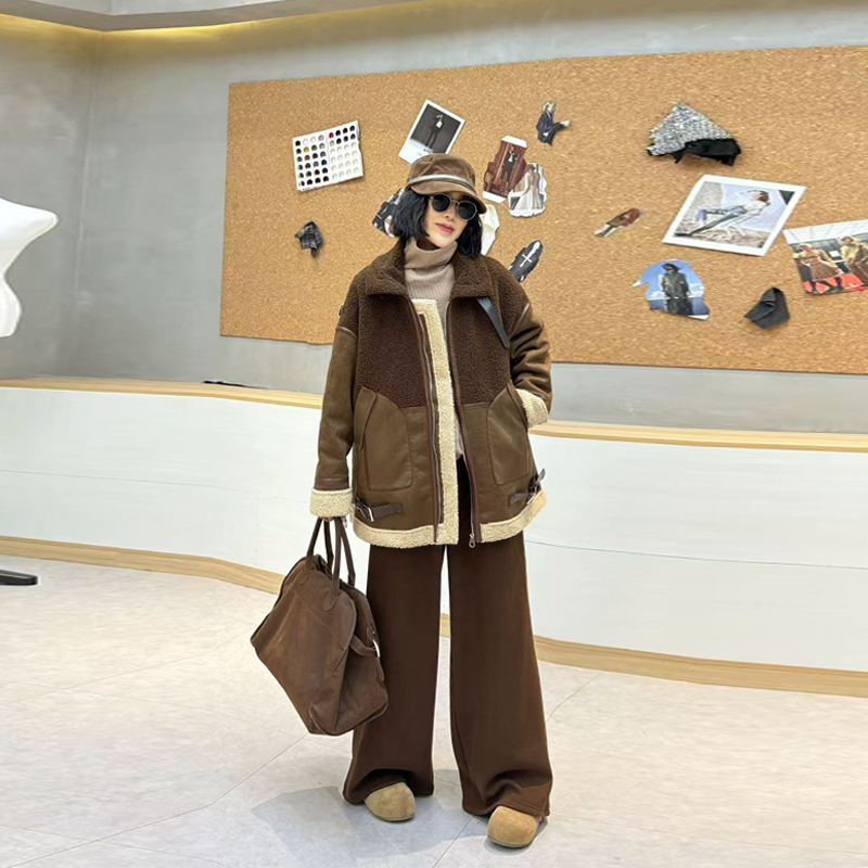 翻领拼色袖口皮毛一体外套