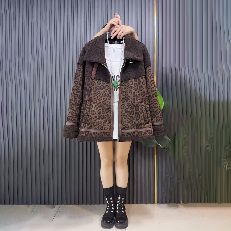 羊羔毛翻领拼接豹纹长袖外套