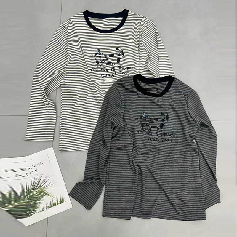 胖妹妹拼色领长袖条纹上衣