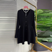 胖妹妹纽扣V领收腰针织裙加肥大码 黑色显瘦简约连衣裙 女装 中长款
