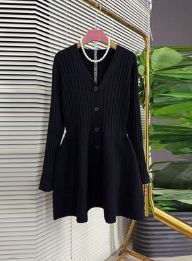 胖妹妹纽扣V领收腰针织裙加肥大码女装中长款黑色显瘦简约连衣裙