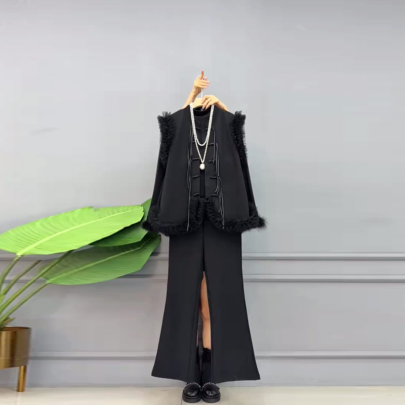 流苏扣马甲毛毛袖口小衫裤子