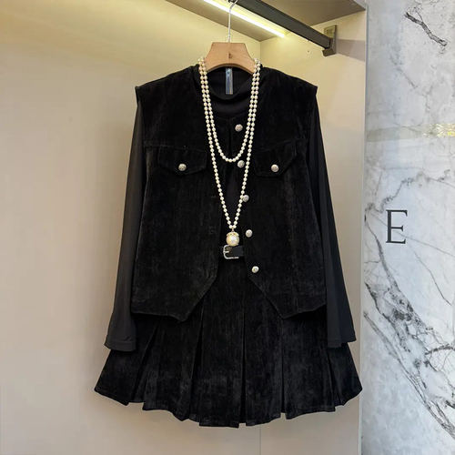 马甲半高领打底衫腰带百褶短裙