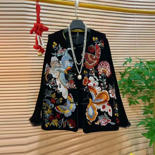 刺绣图案国风马甲毛毛袖口小衫